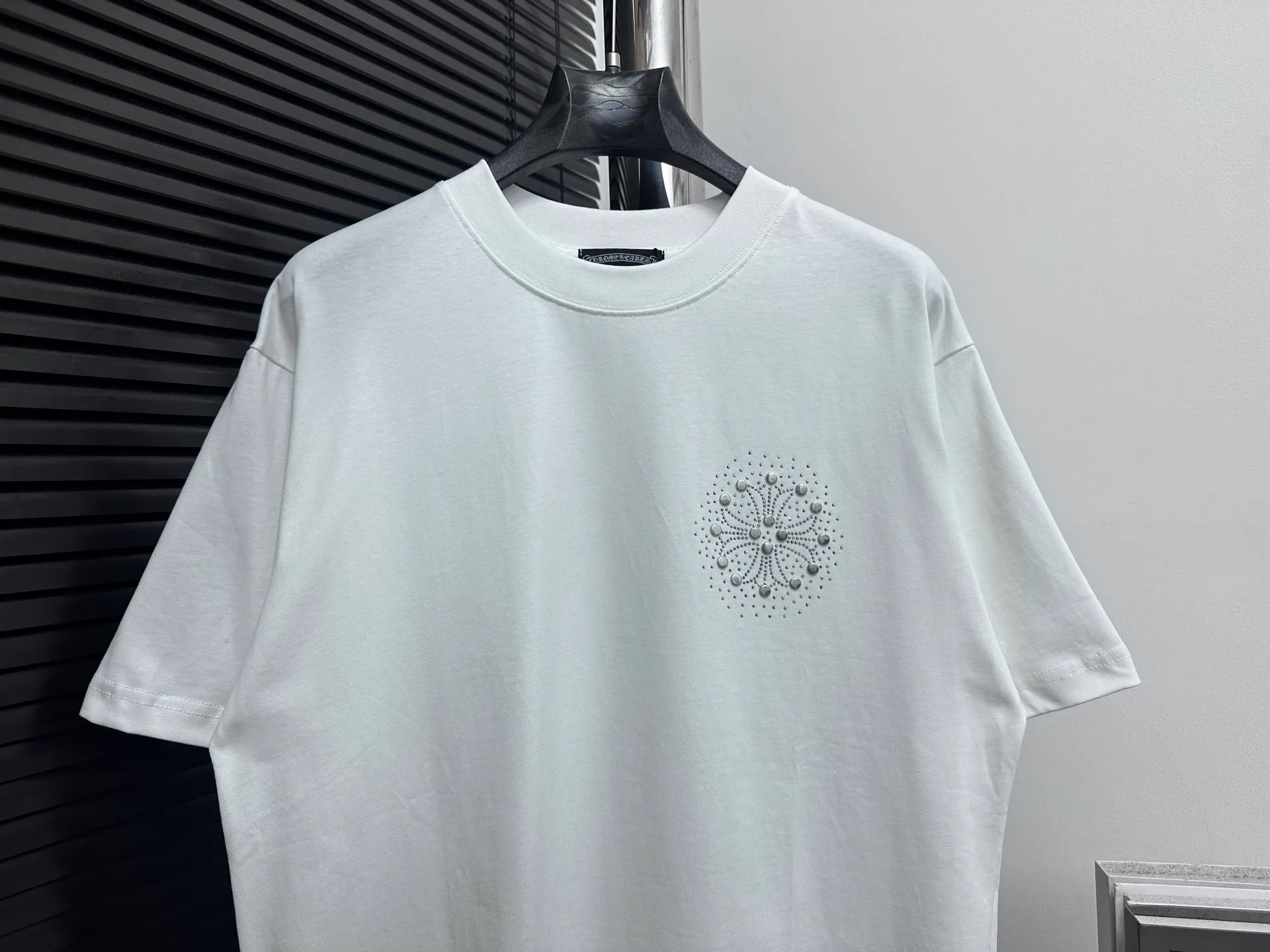 🅿️190 [ChromeHearts] ChromeHearts 25ss round neck T-shirt Original fabric Official same style Short-sleeved T-shirt Customized 260g same vat dyed fabric Very comfortable to the touch Latest brick cabinet synchronization for spring and summer Fashionable and personalized Super versatile and good-looking Very suitable for both men and women A must-have item Tag Collar label Washed wheat Complete with three standards Color: Black White Size: XS-L